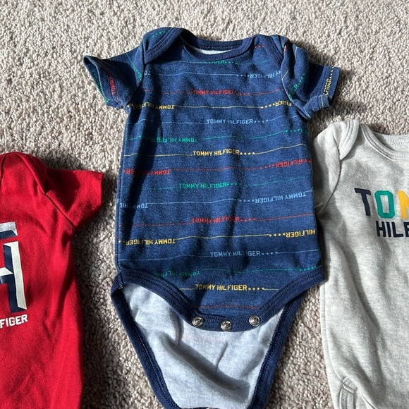 Tommy Hilfiger 4 Pack Bodysuit onesies - Picture 3 of 4